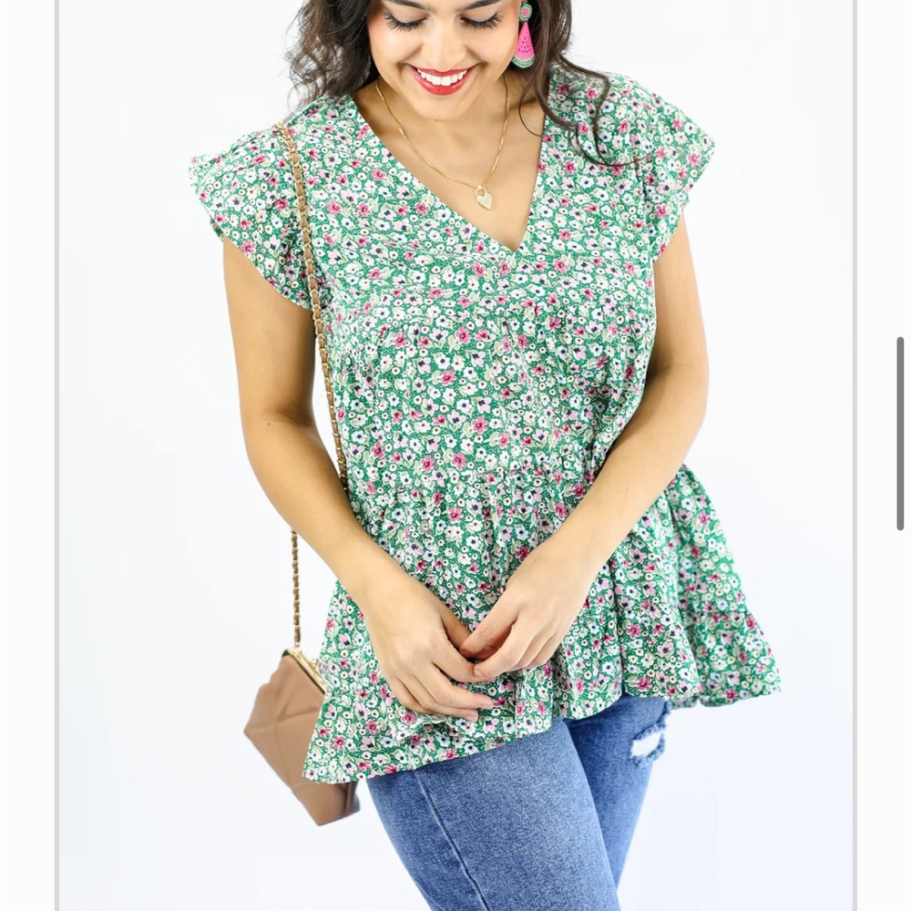 Entro size small Blooming Details Floral Top In Kelly Green BNWT‎